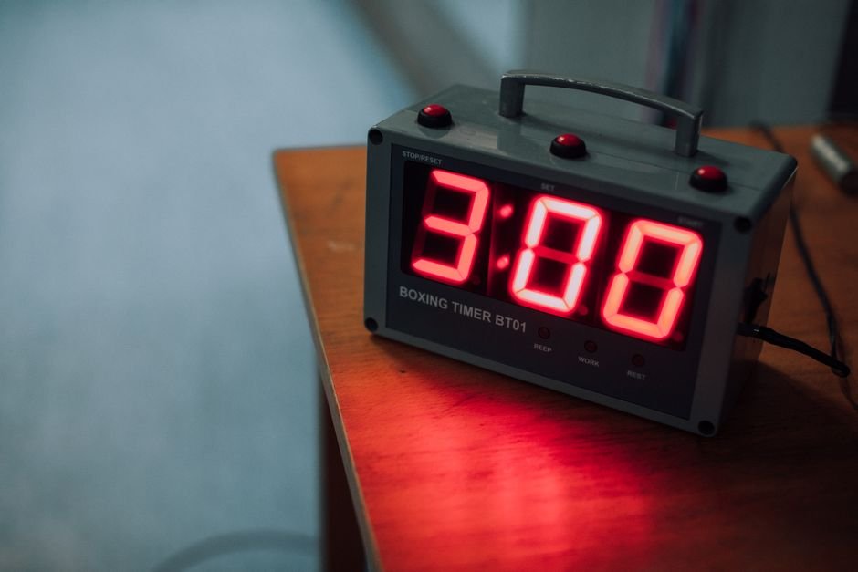 A digital countdown timer displaying 3:00, relevant to countdown timers for busy people.