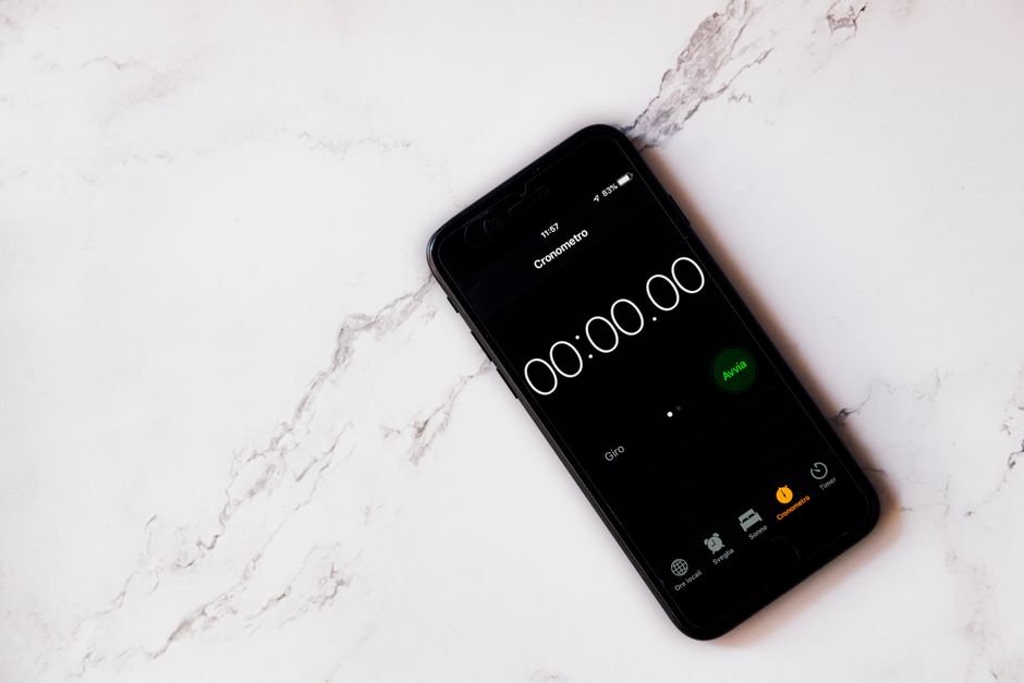 A smartphone displaying a countdown timer at zero, illustrating how to reset it.